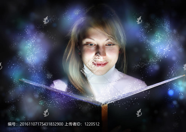 年輕的女人讀一本魔法書