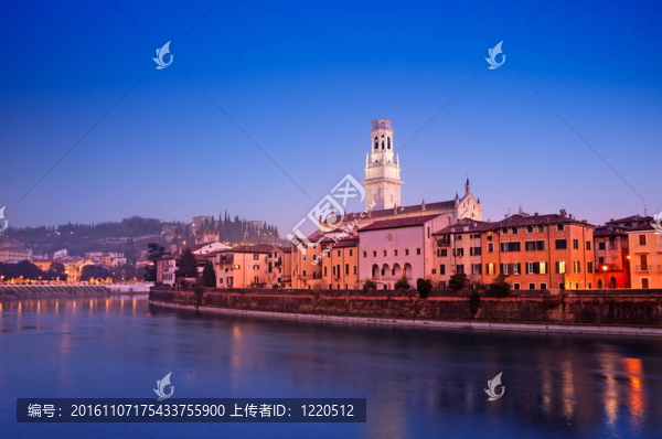 夜景阿迪杰河和河邊的公寓。維羅納大教堂和Castel,San彼得洛也清晰可見。