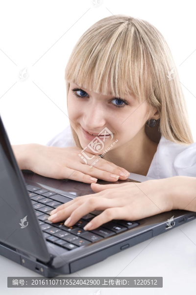 帶筆記本電腦的年輕女孩