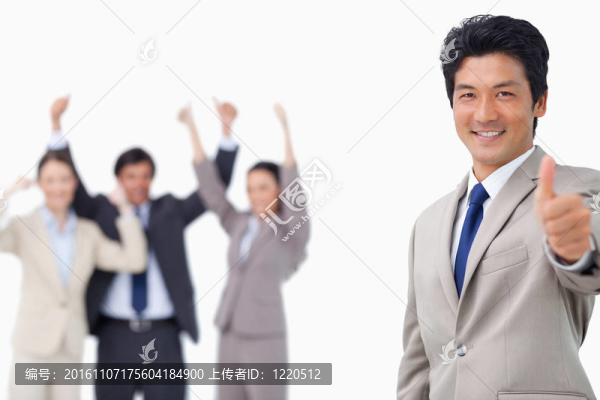 商人在慶祝時豎起大拇指