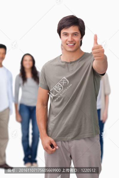 微笑的男人在他身后伸出大拇指