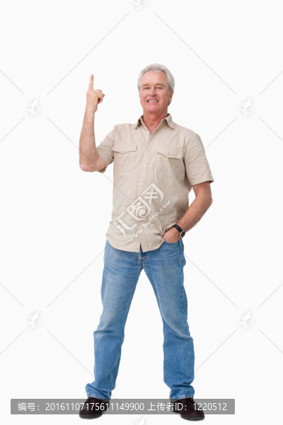 微笑成熟的男性指向
