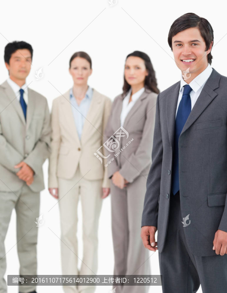 微笑的年輕推銷員與他的團隊在他身后