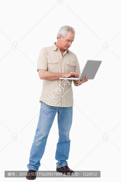 成熟的男人在他的筆記本電腦上工作