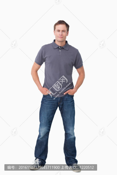 手在口袋里的年輕人