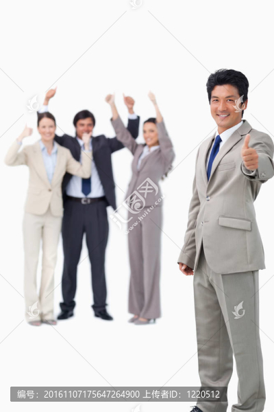 推銷員在慶祝時豎起大拇指
