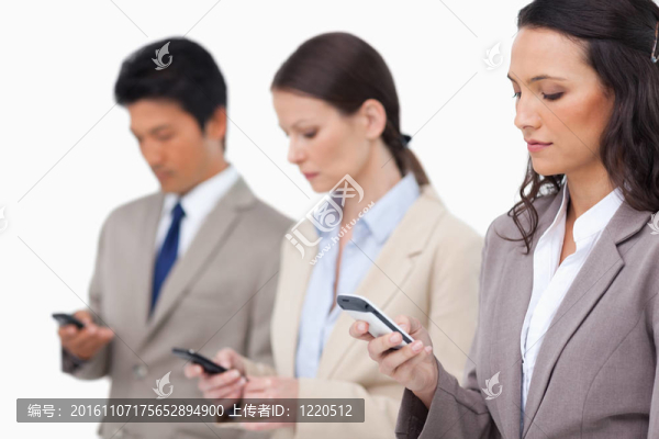 業(yè)務(wù)團(tuán)隊(duì)看手機(jī)