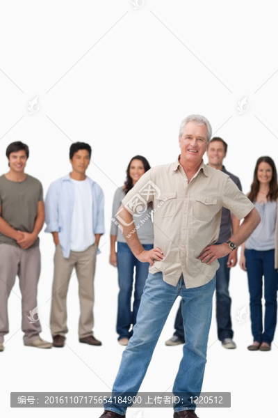 成熟的男人雙手放在臀部，年輕人在他身后