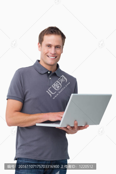 面帶微笑的年輕人帶著他的筆記本電腦