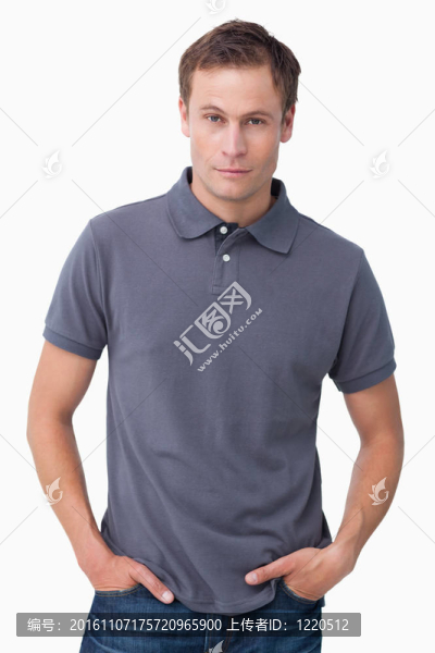 年輕的男子手在他的口袋里