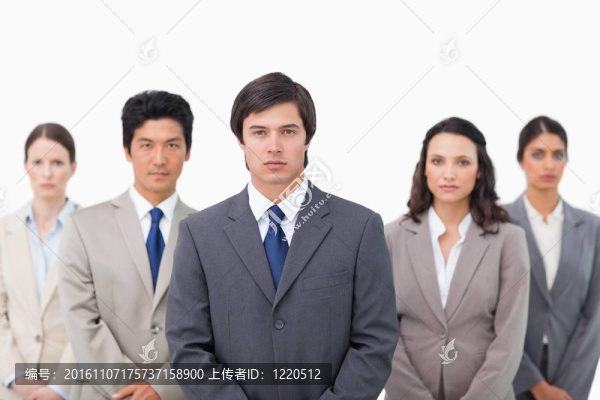 嚴(yán)肅的銷售團(tuán)隊(duì)站在一起