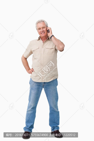 微笑成熟的男人在手機(jī)上說(shuō)話