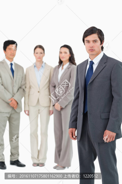 嚴(yán)肅的年輕商人和他身后的團(tuán)隊(duì)
