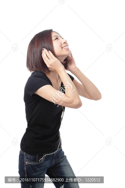 年輕的女孩聽音樂和微笑