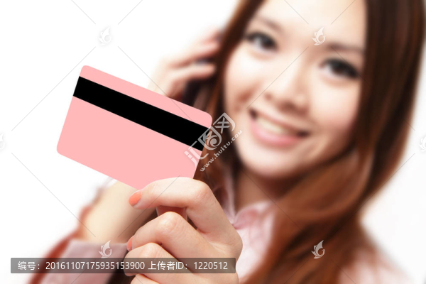 微笑的商業(yè)女性拿著信用卡和說(shuō)話
