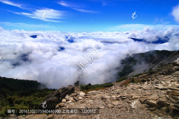 藍天白云的高山