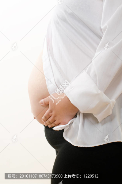 年輕的拉丁美洲孕婦