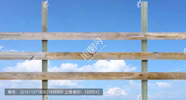 一個(gè)木制的農(nóng)民馬圍欄打破三孤立在白色房間為您的文本規(guī)則。