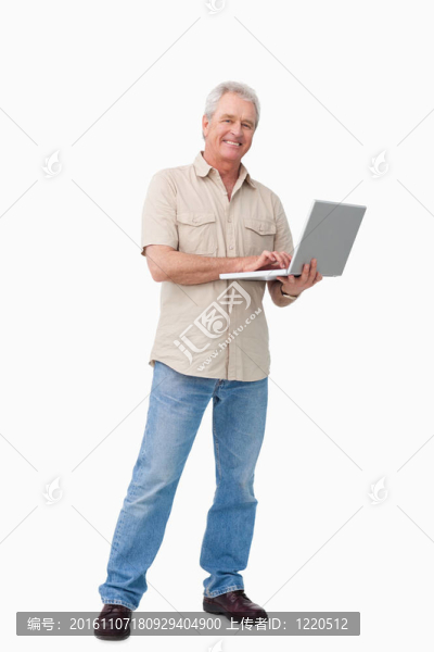 面帶微笑的成熟男性與他的筆記本電腦