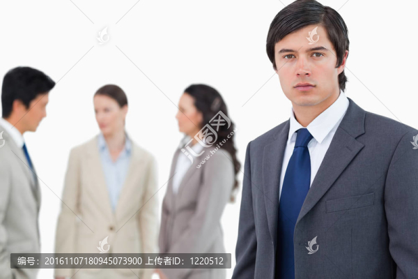 年輕的商人背后有說話的伙伴