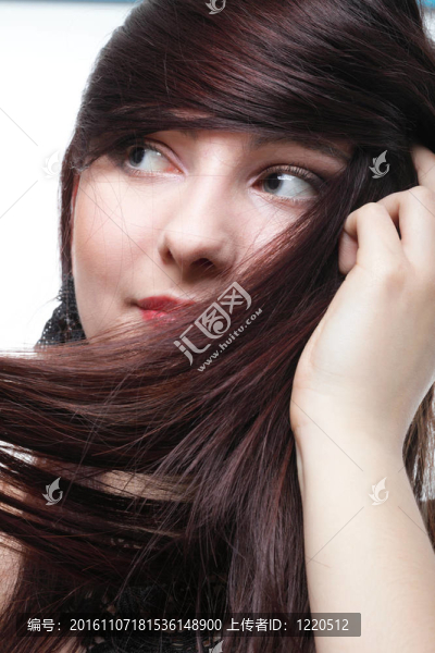美麗的黑發(fā)女人的長發(fā)