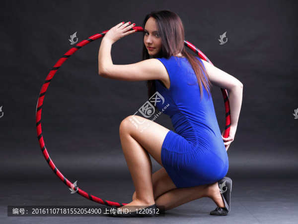 美麗的女人在藍(lán)色的舞蹈圈