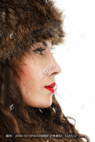 美麗的女人在毛皮帽子