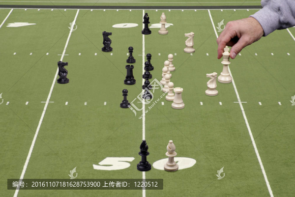 帶有進攻性教練的國際象棋足球