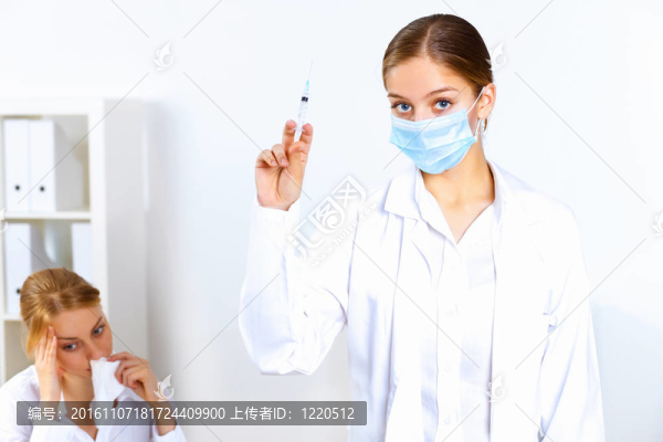 注射器在辦公室做疫苗接種的護(hù)士