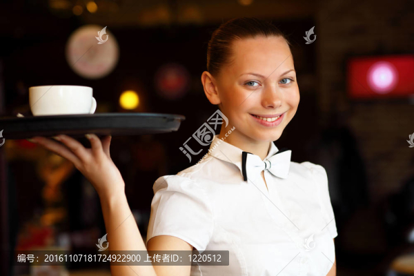 年輕女服務(wù)員拿著托盤的肖像