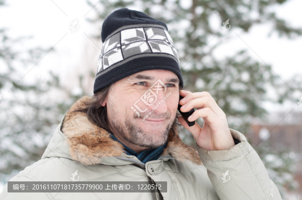 一個男人在公園里打電話