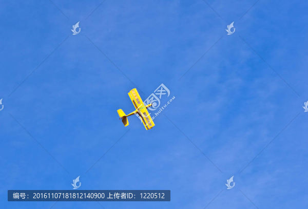 天空中的模型飛機
