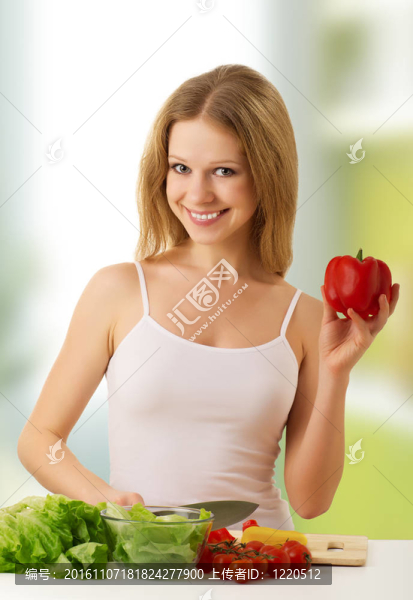 快樂(lè)女孩準(zhǔn)備素食；廚房里的蔬菜