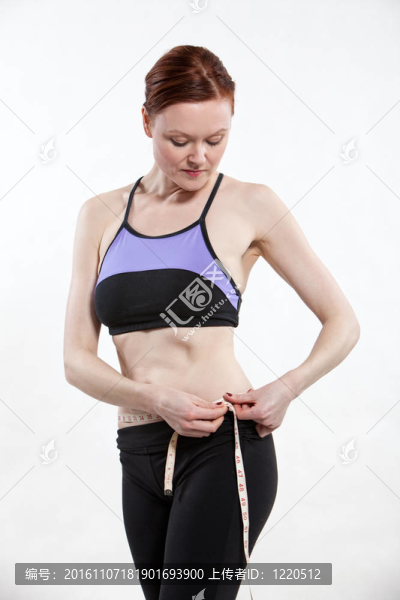 健康的白種女人測量腰圍