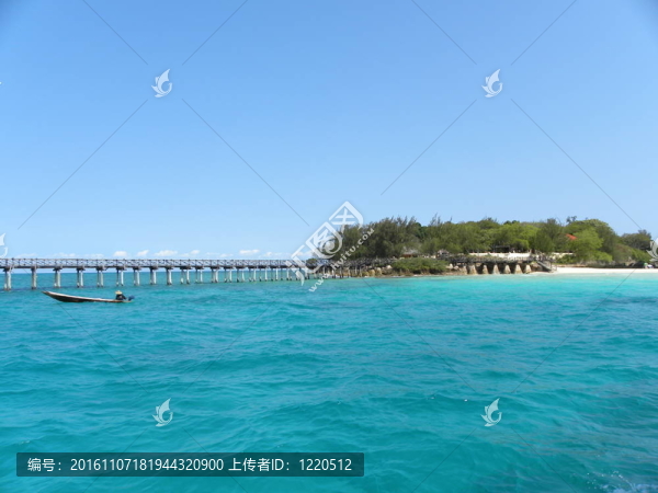 從海灘離開的船