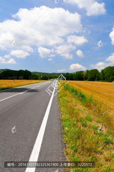 空曠的鄉(xiāng)間道路