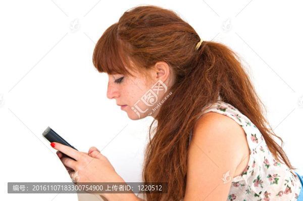 在白色沙發(fā)上的女人