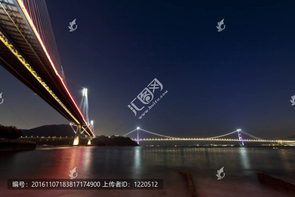 香港橋連接的晚上