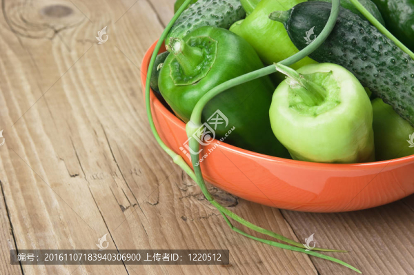 青椒；黃瓜和大蒜在碗里