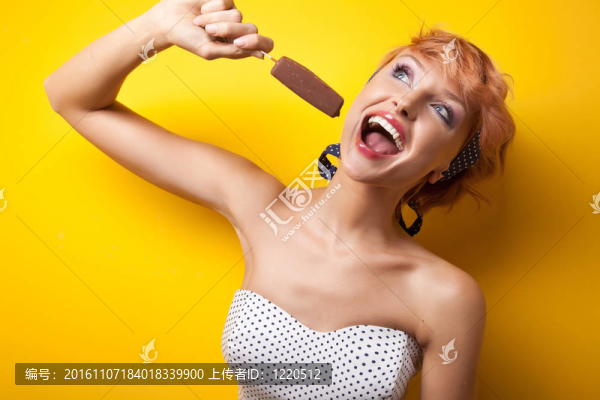 美麗微笑的女人吃冰淇淋