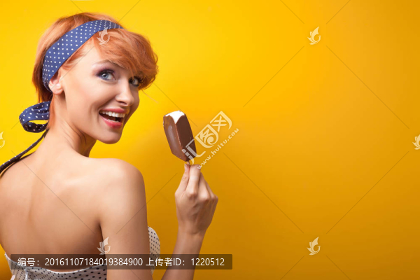 快樂的女人吃冰淇淋