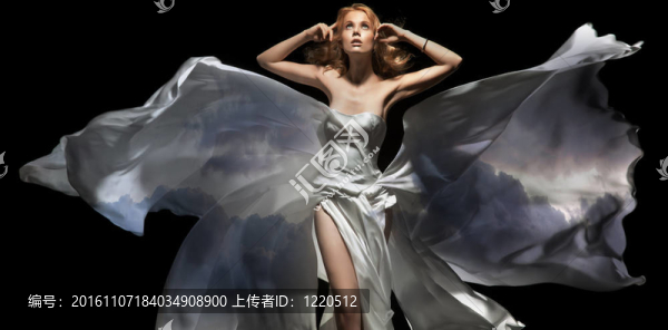 華麗女性模特穿著白色連衣裙