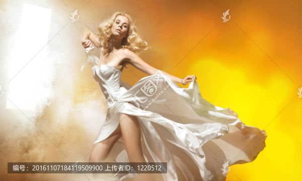 性感金發(fā)女郎在驚人的裝扮