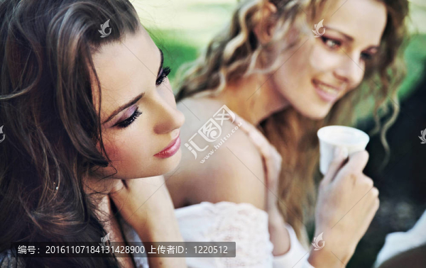 兩個(gè)午餐休息的女士