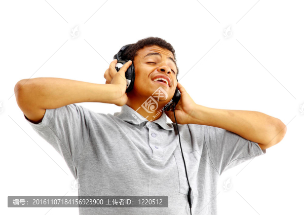 年輕快樂的人聽音樂唱歌