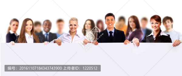 快樂的年輕人站在一起，為你的文字貼上一個(gè)空白的標(biāo)志