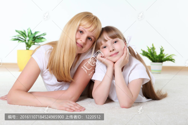 母親與女兒在工作室