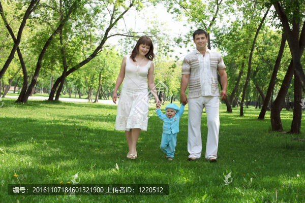 年輕的家人在公園里