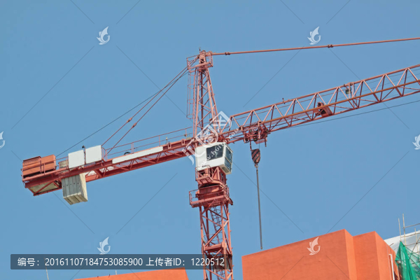 在施工現(xiàn)場(chǎng)建筑起重機(jī)；在無(wú)云的天空