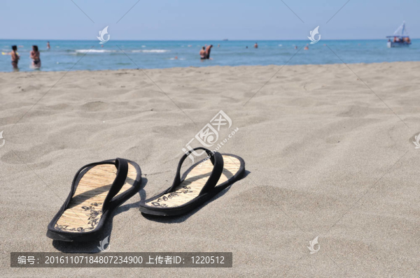 拖鞋在沙灘上